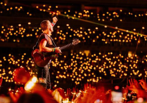 Coldplay Pionir Ramah Lingkungan: Pesawat Jet Berbahan Bakar Minyak Goreng Bekas untuk Tur Dunia