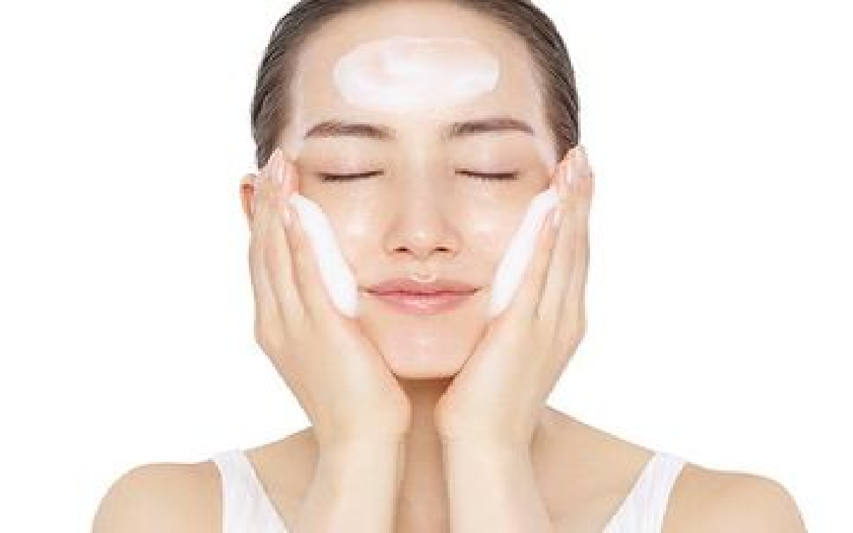 6 Rekomendasi Facial Foam Terbaik untuk Wanita Usia Remaja, Yuk Sehatkan Kulit