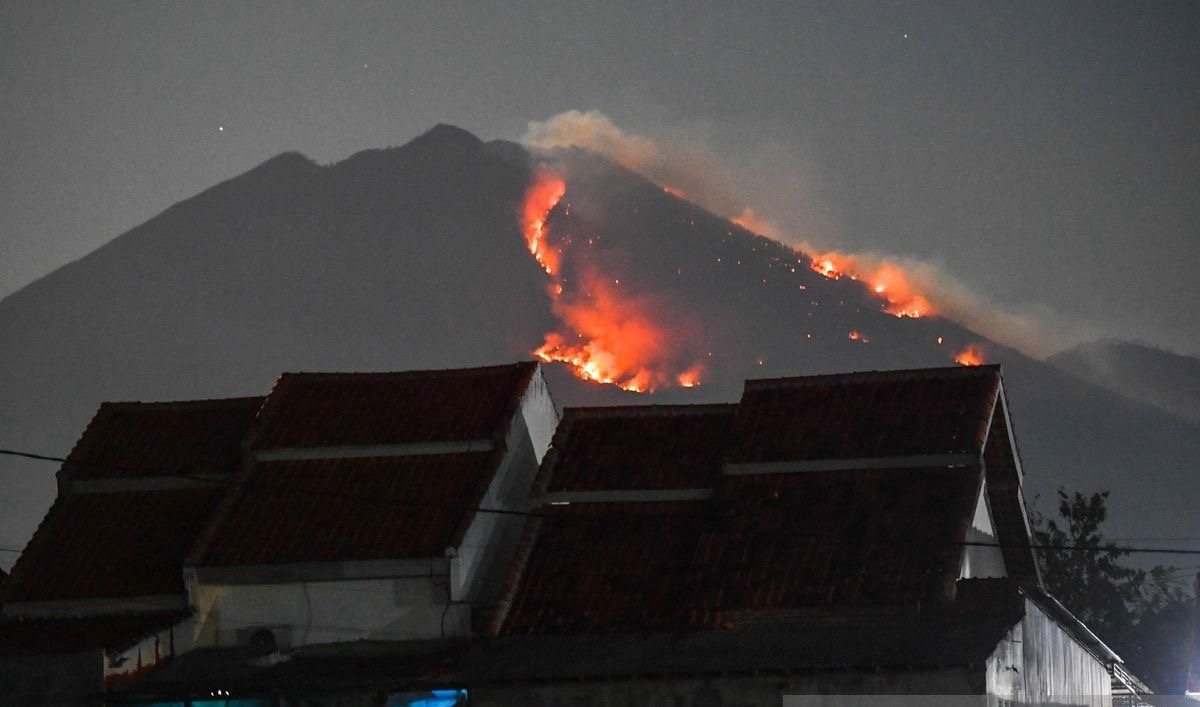 Gunung Merapi Dikabarkan Kebakaran, Petugas Turun Cek: Api Ternyata Sudah Padam