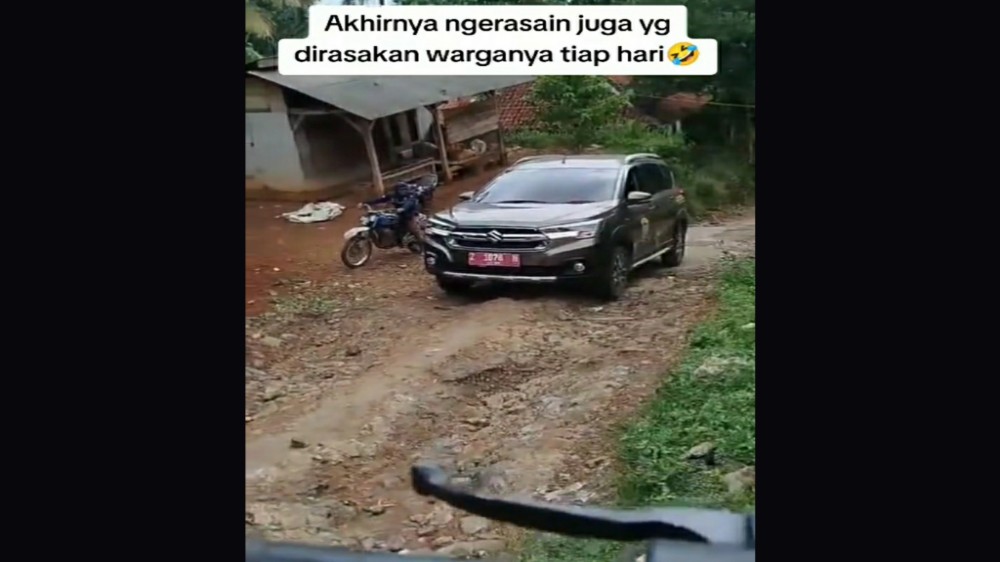 Viral Mobil Dinas Plat Merah Tak Kuat Menanjak di Jalan Rusak, Warga Ogah Bantu