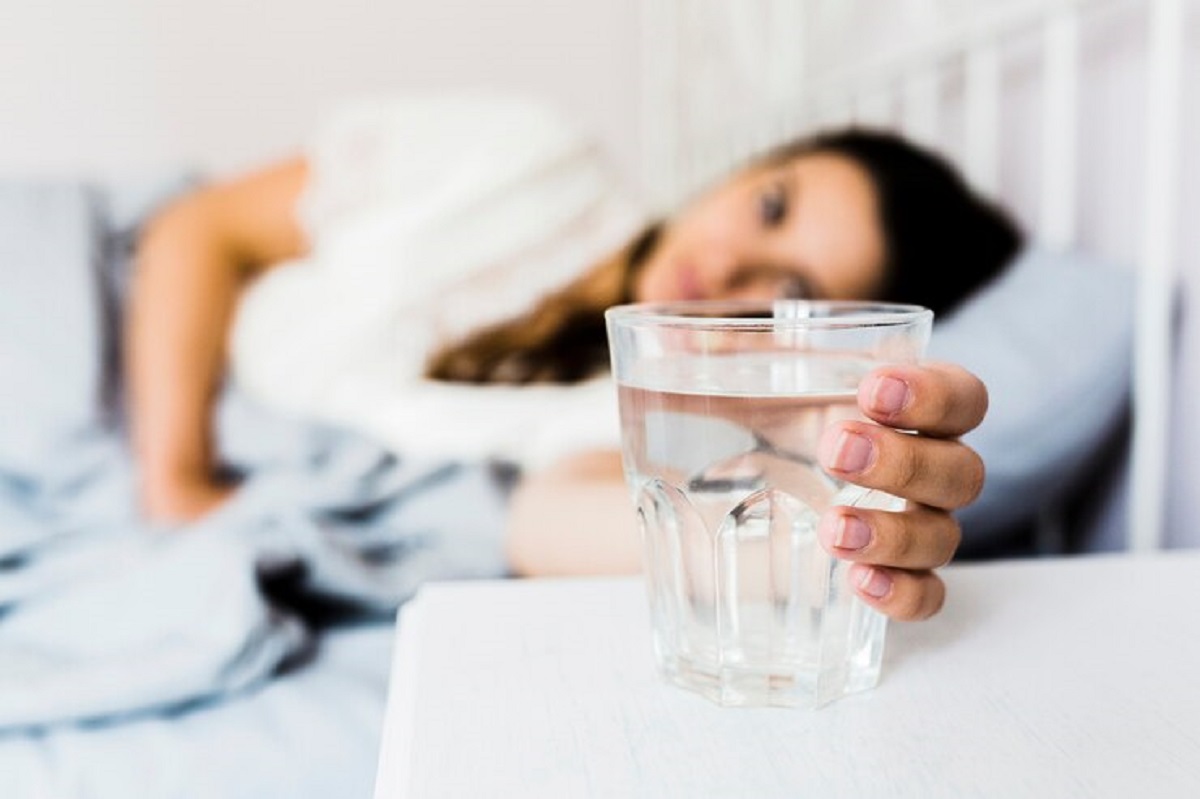 Seberapa Penting Minum Air Putih Sebelum Tidur? Ternyata Berpengaruh Buat Pagi Loh!