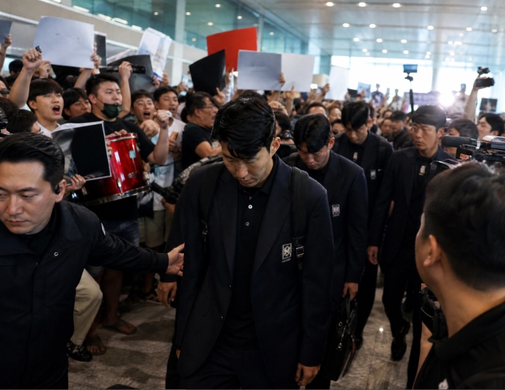 Son Heung-min dan Rekan Dibentak Suporter, Spanduk Gaji Pelatih Bikin Syok