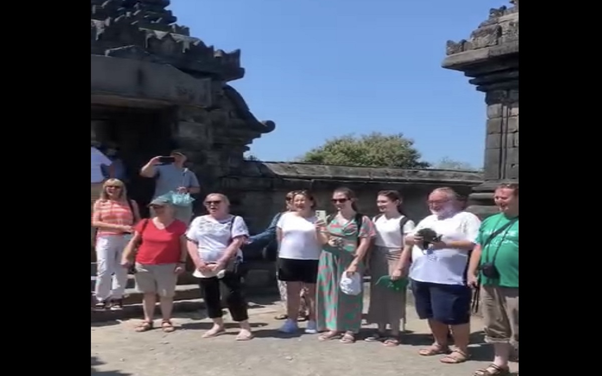 Viral di Candi Plaosan Turis Asing Nyanyikan Lagu Selamat untuk Calon Pengantin