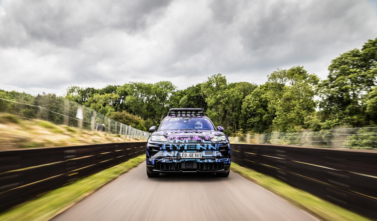 Porsche Cayenne Electric Tampil Kamuflase, Performa Tetap Menggoda