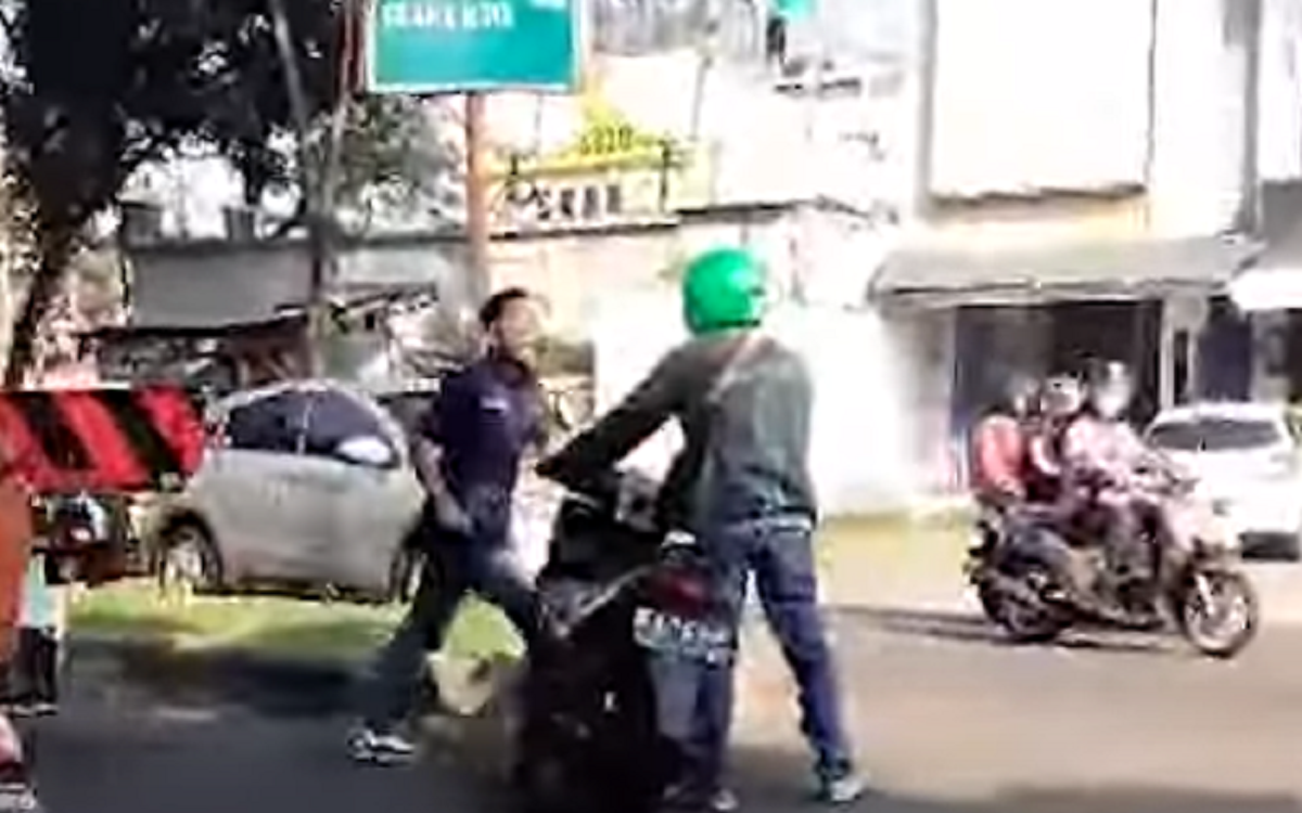 Viral Video Ojol Dipukuli Pengemudi Mobil Derek di Bintaro, Picu Perdebatan dan Kecaman Warganet