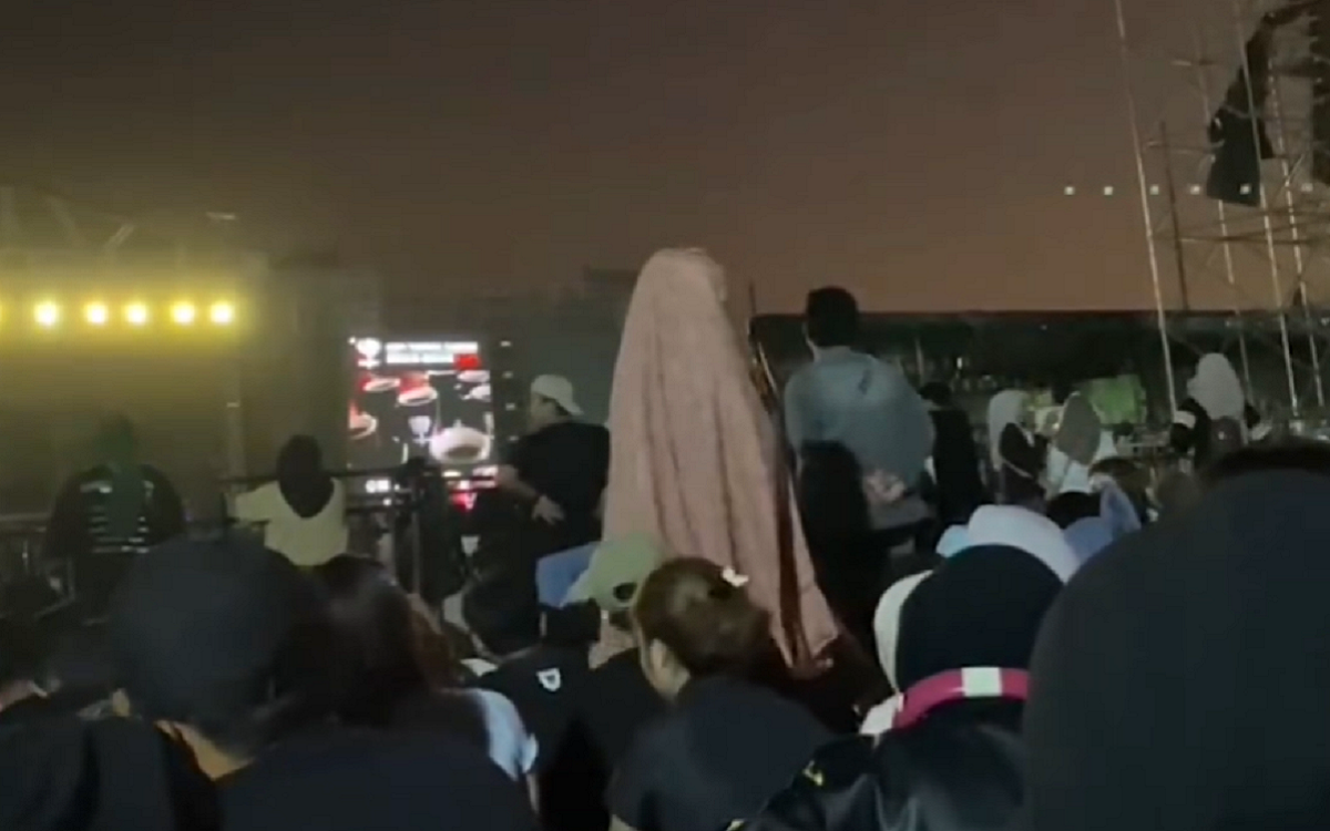 Viral! Wanita Ini Sempatkan Sholat di Tengah Kerumunan Konser Musik