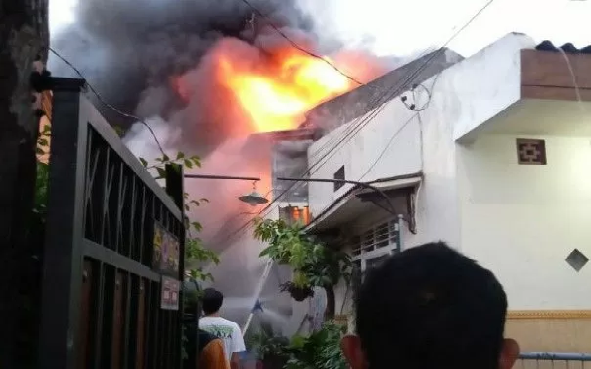 Viral Sebuah Rumah Terbakar Akibat Anak yang Main Petasan, Lantai 2 Terbakar Habis!