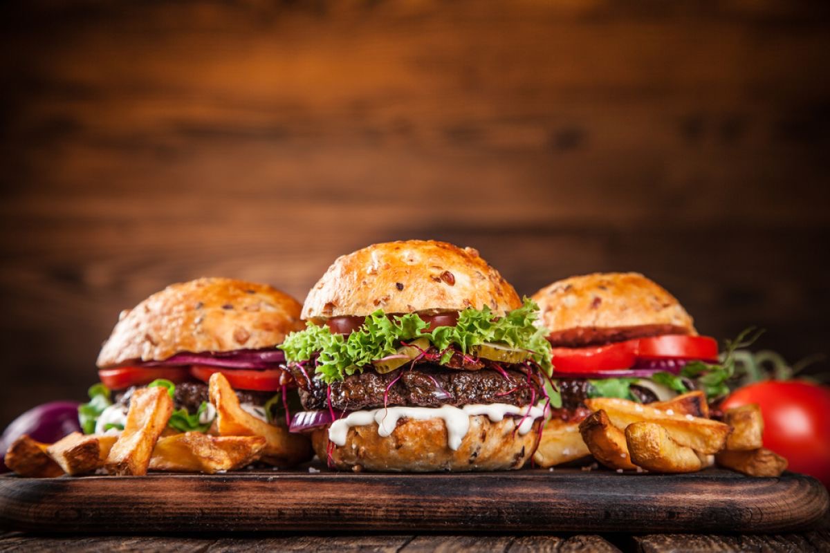 Burger AI Bikin Geger, Ilmuwan Stanford Ciptakan Resep Sesuai Umur hingga Kondisi Kesehatan