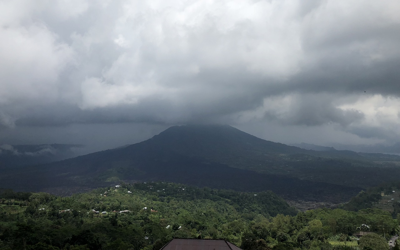Prakiraan Cuaca Maluku Senin 12 Januari 2026: Hujan Ringan Dominasi, Gelombang Tinggi Ancam Perairan