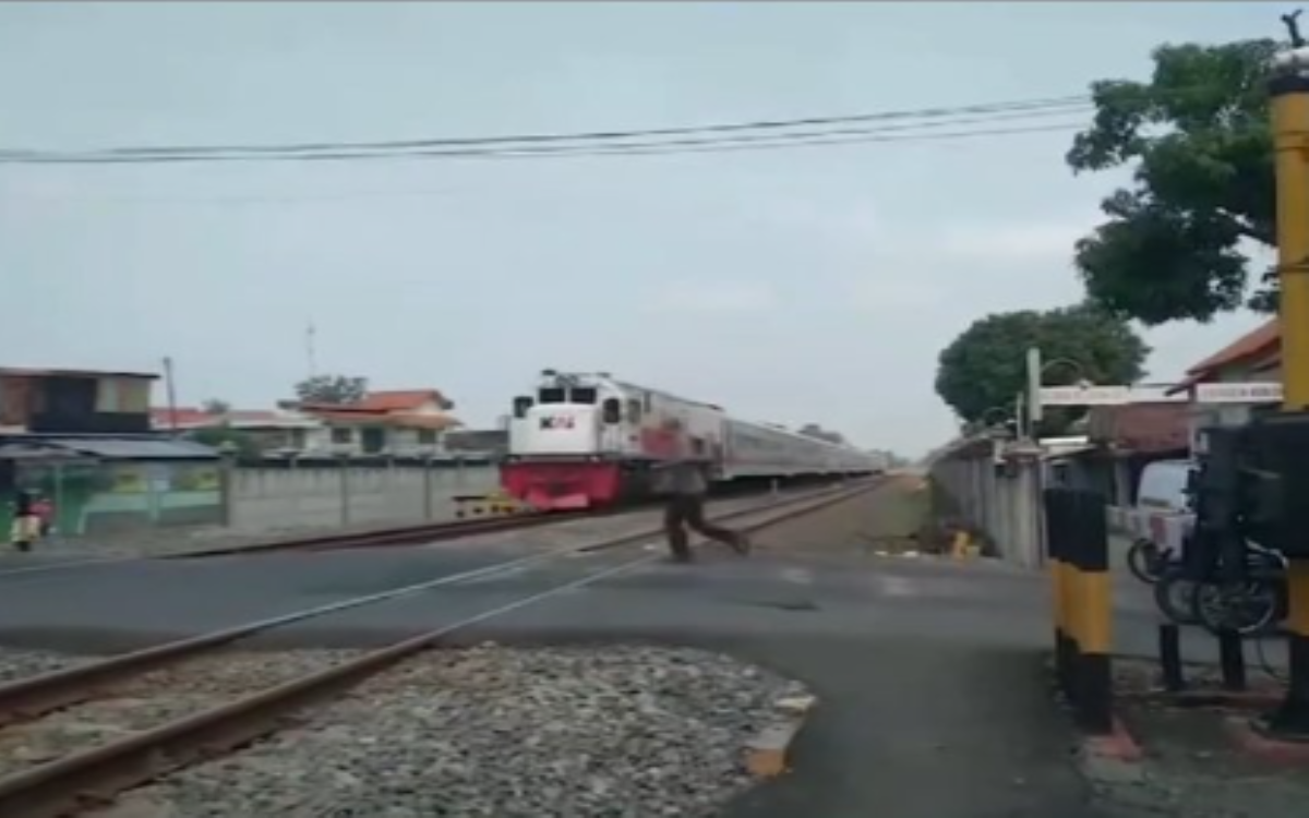 Detik-detik Seorang Kakek Tersambar Kereta KA Logawa Menerobos Palang Pintu Kereta, Percobaan Bunuh Diri?