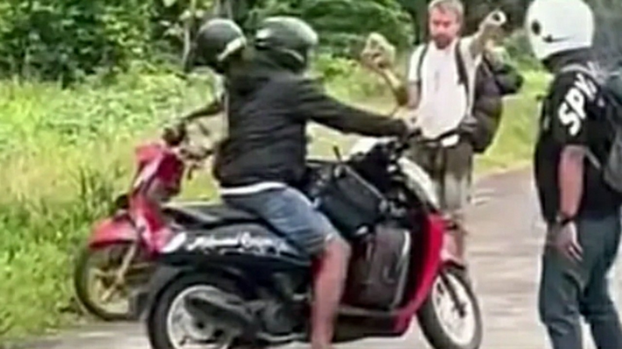Viral Bule Asal Polandia Ngamuk dan Nyaris Lempar Batu ke Warga di Maros, Ini Penyebabnya