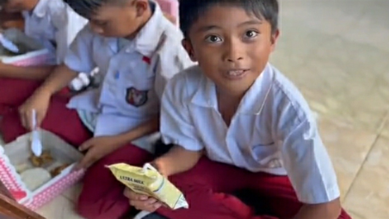 Viral Siswa SD Ogah Makan Makanan Bergizi Gratis, Pilih Bawa Pulang untuk Ibu