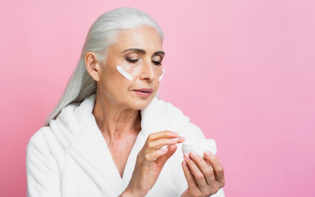 Skincare Apa yang Bagus Buat Wanita Berusia 40 Tahun? Yuk Bikin Kulit Bersinar Lagi