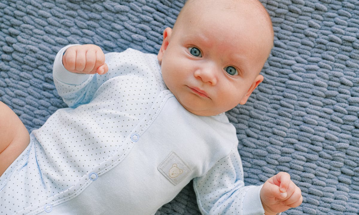Penyebab Bayi Sering Menatap ke Atas: Apakah Itu Normal?