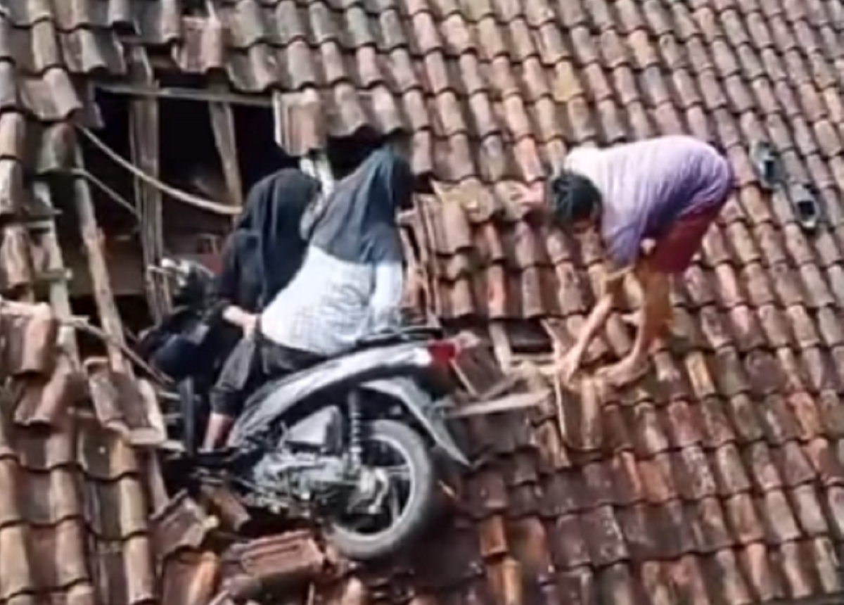 Ampun Dah! 2 Bocah SD Nyangkut Gegara Motornya Terbang ke Atas Genteng Rumah Warga