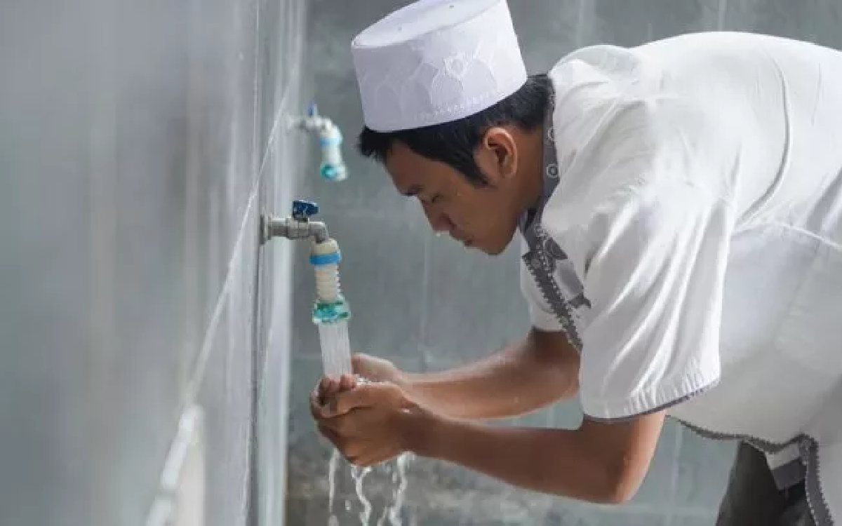 Benar atau Salah Berbicara Saat Wudhu Bisa Membatalkan? Ini Penjelasan Ustadz Adi Hidayat