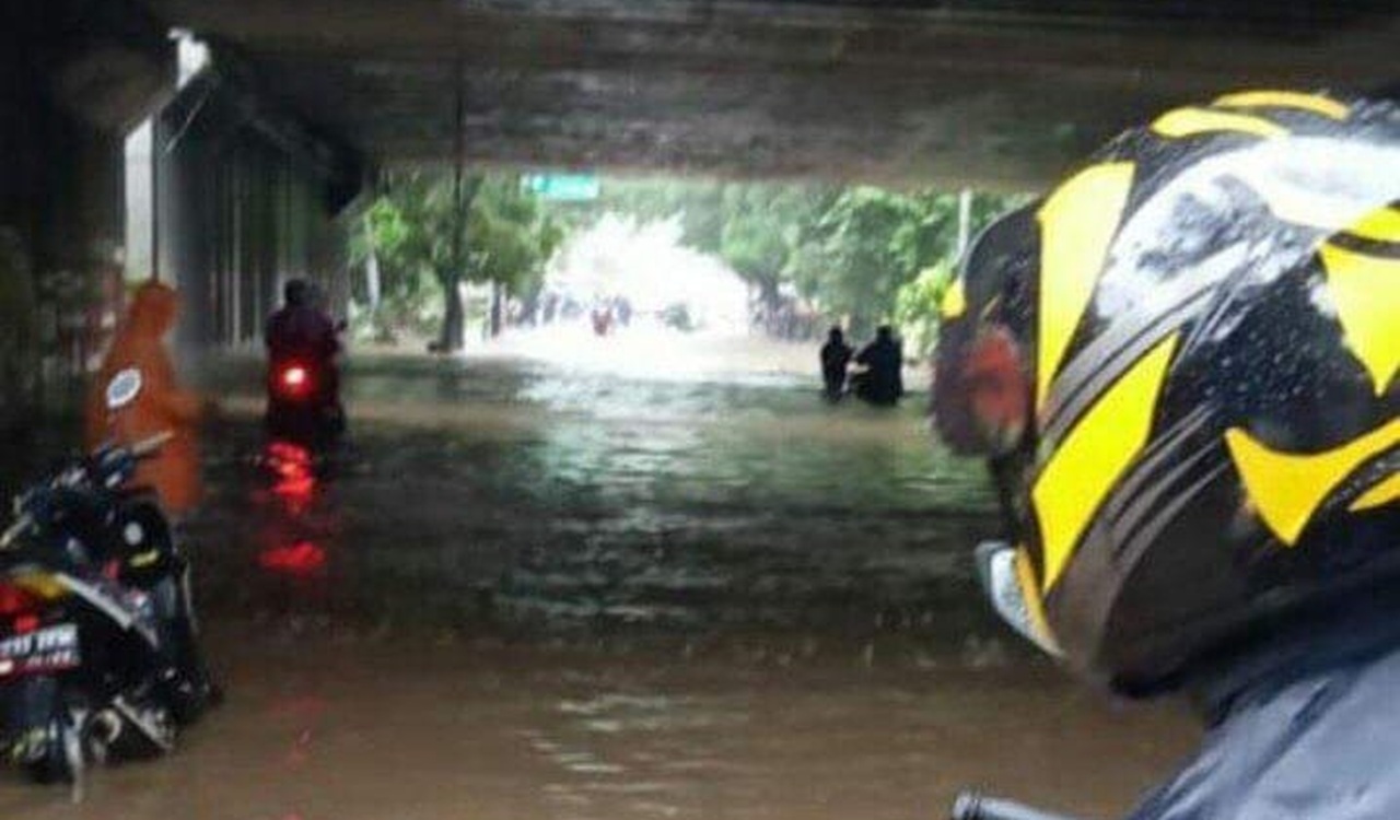 Breaking! Banjir Rendam 12 RT di Jakarta Selatan, Lalu Lintas Mampang Macet Parah