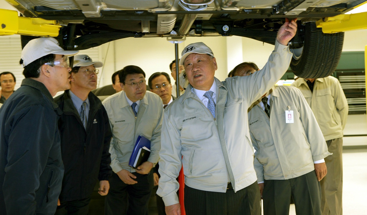 Executive Chair Hyundai Motor Group Euisun Chung Raih Centennial Automotive News Award