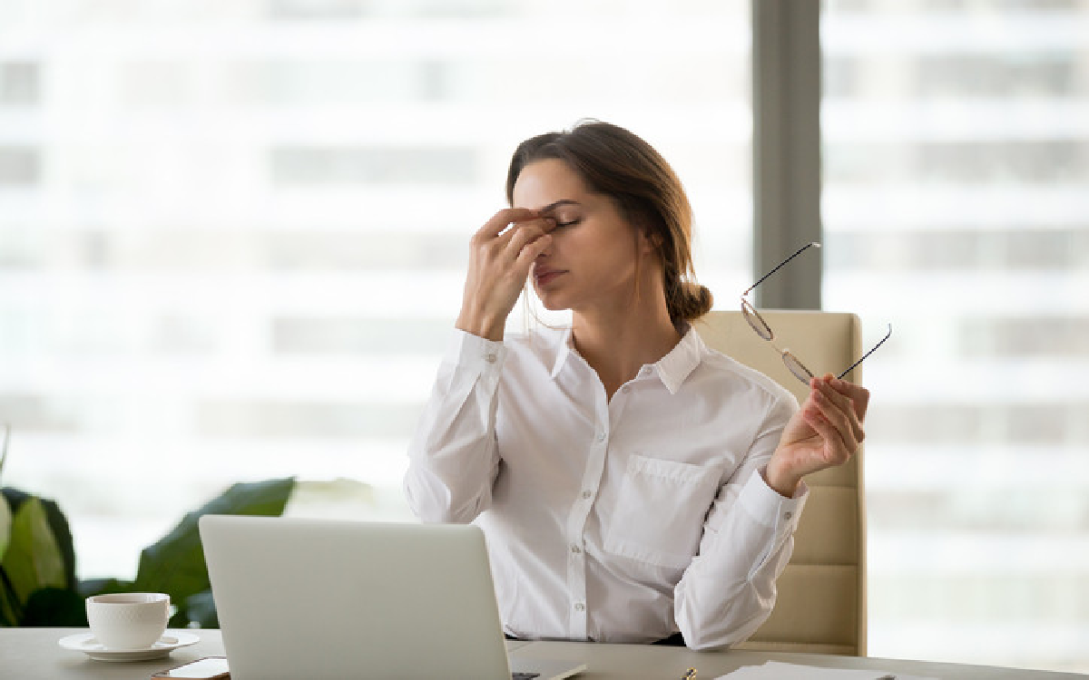 8 Buah yang Bisa Jaga Kesehatan Mata dari Kelelahan di Depan Laptop