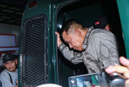     Rumah Eks Jampidsus Digeledah Tim 9, Dokumen Dugaan TPPU Ikut Disita