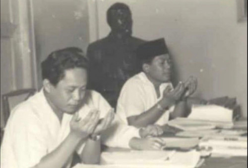 PKI dan Doa DN Aidit di Samping Patung Lenin
