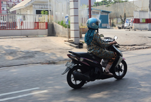 Jangan Asal Gas, Pengendara Wanita Harus Tetap Dahulukan Keselamatan: #Cari_Aman Saat di Jalan!