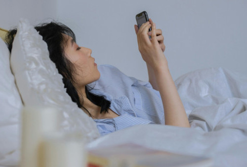  Sering Rebahan Main HP Sampai Larut Malam? Hati-Hati Tech Neck Bisa Bikin Leher Rusak Diam-Diam