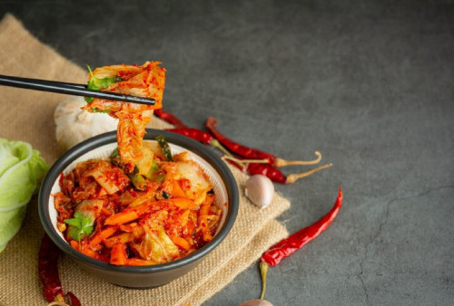 Kamu Suka Makan Kimchi? Lanjutkan, Soalnya Banyak Manfaat Kesehatannya Lho