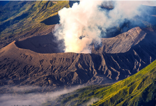 Gunung Ibu di Indonesia Meletus, Memuntahkan Awan Abu Panas!