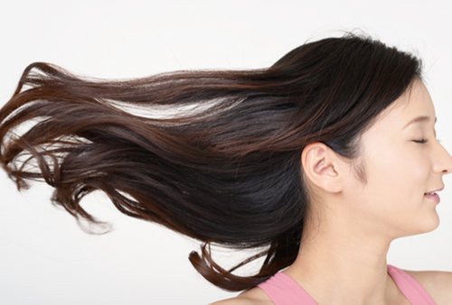 6 Cara Memanjangkan Rambut dengan Cepat, Bonus Jadi Hitam Pekat!