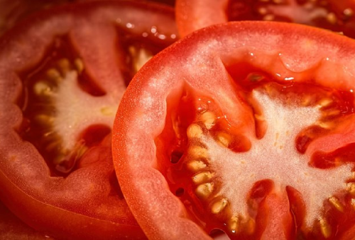 6 Cara Membuat Scrub Buah Tomat, Mampu Angkat Seluruh Sel Kulit Mati!