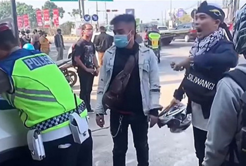 Pemotor Tiba-tiba Kesurupan Robocop saat Ditilang Polisi, Bikin Geger!