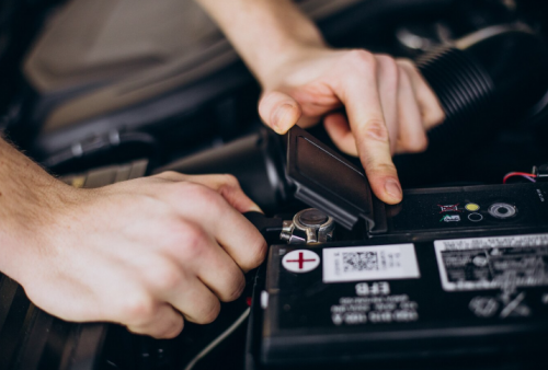 Mau Cek Aki Mobil Tapi Masih Bingung? Ikuti Langkah Ini dengan Benar Sob