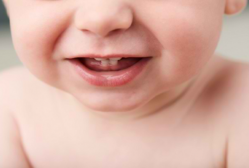 8 Cara Atasi Bayi Tantrum karena Pertumbuhan Gigi
