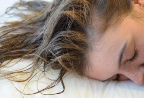 Jangan Dianggap Sepele, Ini 5 Bahaya Kamu Tidur Dalam Keadaan Rambut Basah