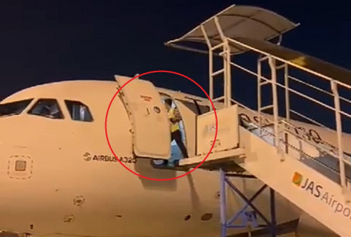 Bikin Ngilu! Viral Video Petugas Bandara Jatuh dari Pintu Pesawat, Ternyata Ini Faktanya