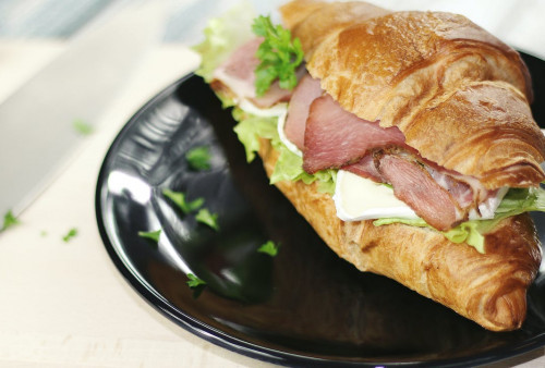 Cara Mudah Membuat Croissant Sandwich yang Cocok Jadi Menu Sarapan, Ikuti Yuk Resep Mudahnya!