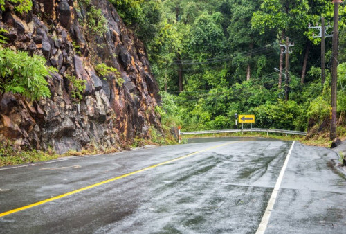 Mau Uji Kemampuan Nyetir? Berikut 5 Jalan Terekstrim di Indonesia 