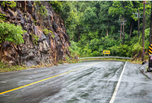 Tips Cara Mengemudi  Mobil di Jalur Menanjak