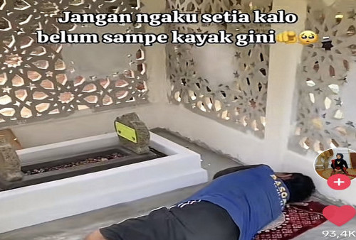 Pria Viral Tidur di Samping Makam Istri, Kuburan Baru Sudah Disiapkan di Sebelahnya