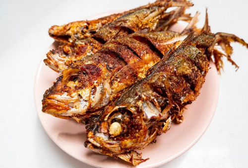 8 Cara Menggoreng Ikan Supaya Tidak Lengket di Wajan