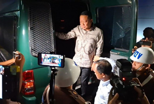 Rompi Tahanan Beda Kasta? Hasto Sindir Keistimewaan Febrie yang Masuk Rutan Tanpa Borgol