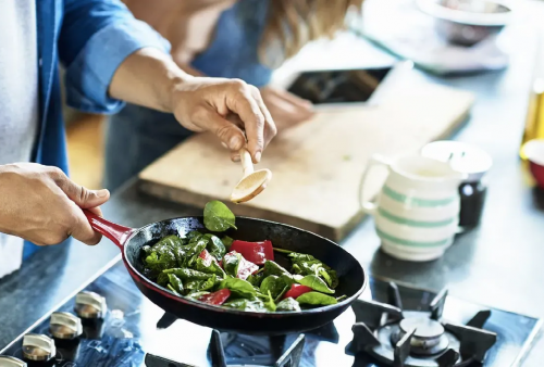 5 Zodiak Ini Pinter Banget Masak, Bisa Jadi Mantu Idaman Lho