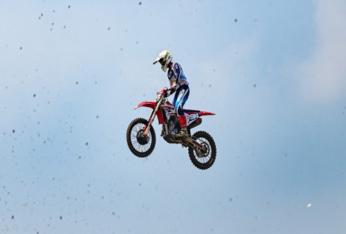 Crosser AHRT Arsenio Algifari Raih Double Podium di Kejurnas Motocross Indonesia 2025