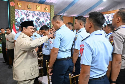 Prabowo Guyur Tukin TNI, Prajurit Senyum Lebar, Publik Bertanya Prioritas Negara ke Mana?