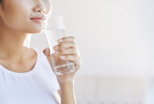 7 Tips Minum Air Putih yang Efektif untuk Menjaga Kesehatan Selama Beribadah Haji!