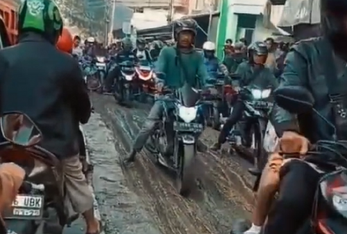 Viral! Sikap Tak Sabaran Pengendara Motor Lewati Jalan Cor yang Masih Basah