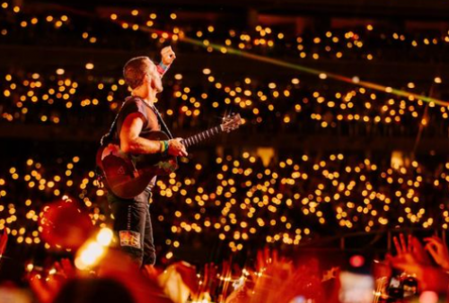 Coldplay Pionir Ramah Lingkungan: Pesawat Jet Berbahan Bakar Minyak Goreng Bekas untuk Tur Dunia