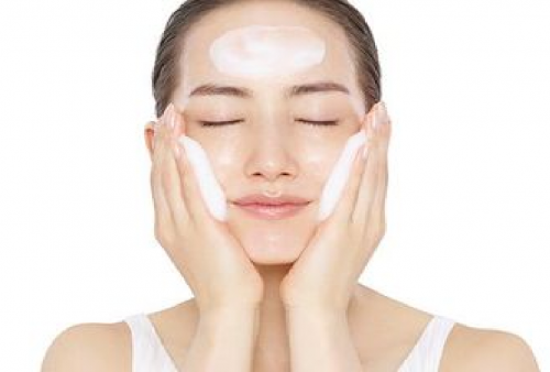 6 Rekomendasi Facial Foam Terbaik untuk Wanita Usia Remaja, Yuk Sehatkan Kulit