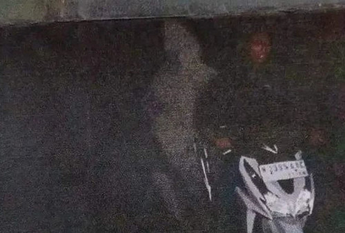 Viral! Pengendara Motor Kena e-Tilang Gegara Bonceng Pocong Tanpa Gunakan Helm